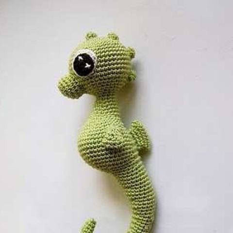 Chaveiro de amigurumi: cavalo-marinho