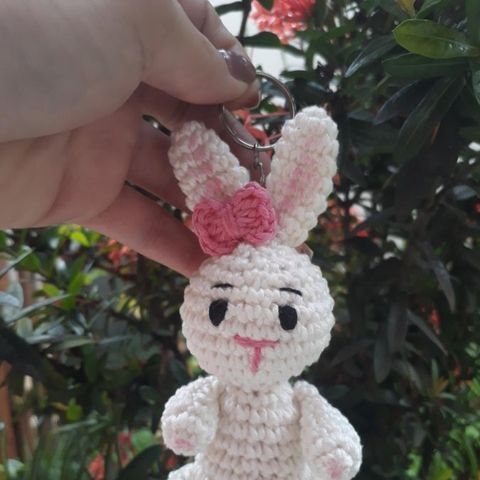 Chaveiro de amigurumi: coelhinho