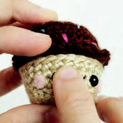 Chaveiro de amigurumi: cupcake